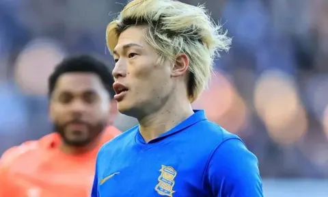 Tiền đạo Nhật Bản bị vạch trần ở Anh