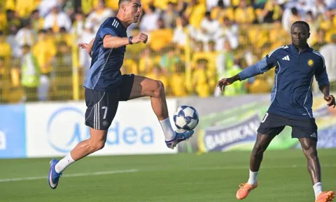 Ronaldo sắp chạm giấc mơ đá cùng con trai