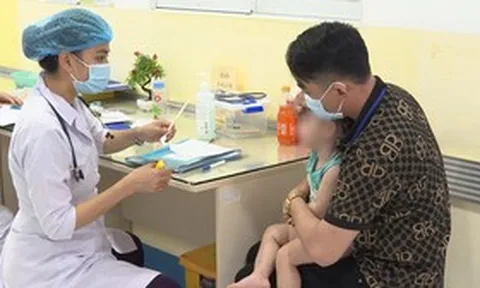 Nắng nóng cực đoan, trẻ nhập viện tăng đột biến