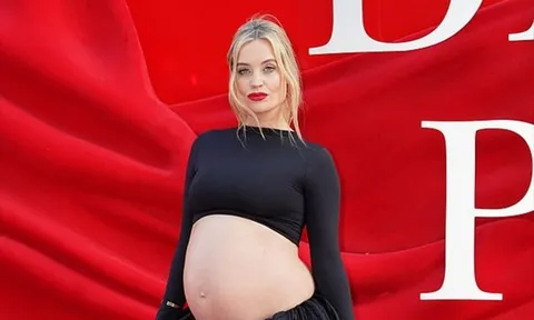 Nữ diễn viên Laura Whitmore khoe bụng bầu trên thảm đỏ