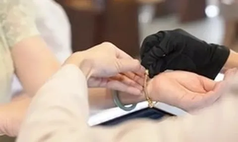 Vì sao nhiều người mua trang sức mỏng nhẹ?