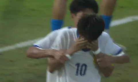 Cầu thủ U17 Lào khóc trong trận thua đậm Australia