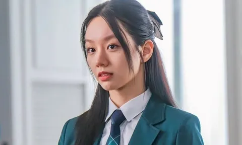 Nữ diễn viên Lee Hyeri gây sốt vì loạt hành động 'ghi điểm tuyệt đối' với nhân viên