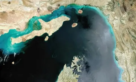 Lưu lượng vận tải qua eo biển Hormuz vẫn rất thấp so với trước xung đột vì một nguyên nhân