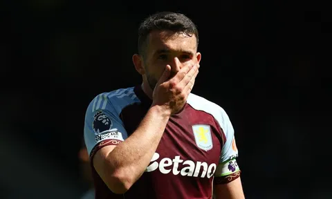 Aston Villa sảy chân, trao 'món quà' cho MU