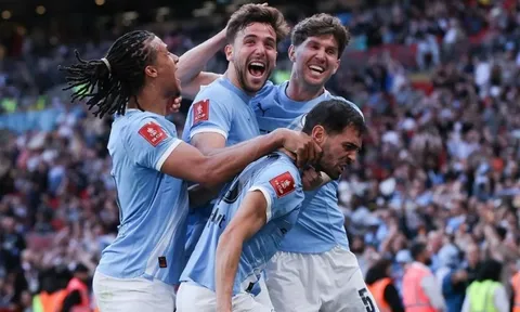 Ngược dòng ngoạn mục, Man City sáng cửa giành cú ăn ba