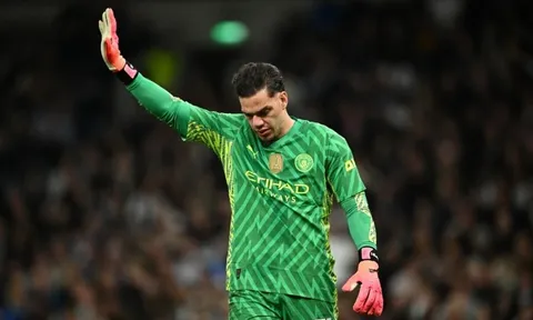 Ederson bị đuổi chỉ ra tài nhìn người của Pep