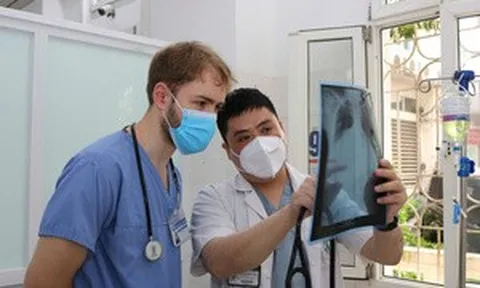 Vì sao nhiều bác sĩ từ các nước tiên tiến sang Việt Nam học nghề mỗi năm?