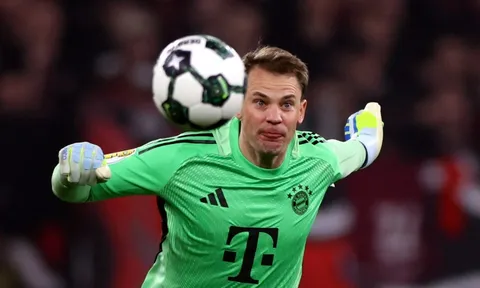 Neuer suýt mắc bẫy cậu bé nhặt bóng