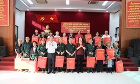 Phó Thủ tướng Phạm Thị Thanh Trà thăm, tặng quà gia đình chính sách, công nhân và hộ nghèo tại Lào Cai