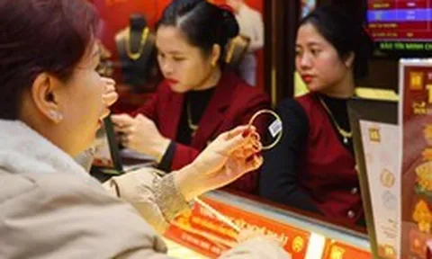 Nên vay vàng trong dân hay khuyến khích người dân bán vàng?