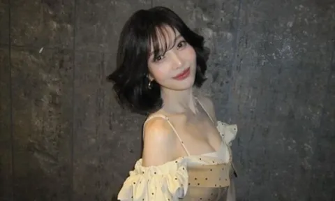 Joy (Red Velvet) khoe vóc dáng mảnh mai như búp bê