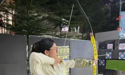 Bắn cung vào học đường