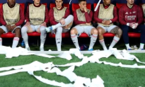 Trận Atletico Madrid - Arsenal tràn ngập giấy vệ sinh