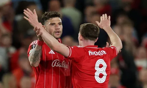 Forest quật ngã Aston Villa