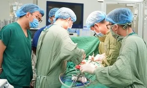 Sản phụ 9 năm hiếm muộn vừa đón con đầu lòng, vừa thoát khối u lách 1,5kg