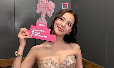 Jisoo (BLACKPINK) khoe ảnh rạng rỡ ở hậu trường lễ trao giải Cannes