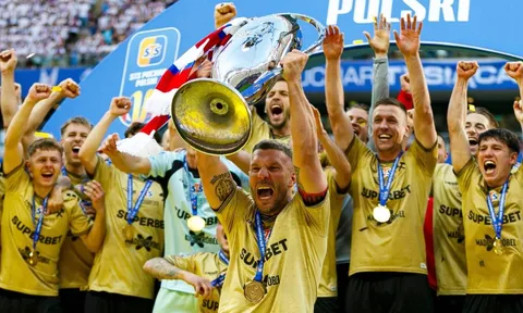 Podolski kết thúc sự nghiệp bằng danh hiệu tại quê nhà