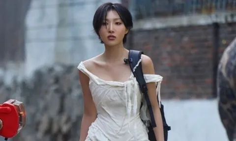 Nữ ca sĩ Hwasa khoe cơ thể mảnh mai đến khó tin trên đường phố