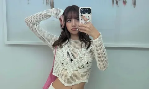 Lisa (BLACKPINK) diện váy lưới khoe cơ thể quyến rũ