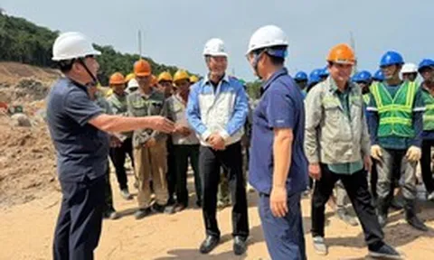 Ngành điện sát cánh cùng người lao động trên các công trường thi công xuyên lễ 30/4-1/5