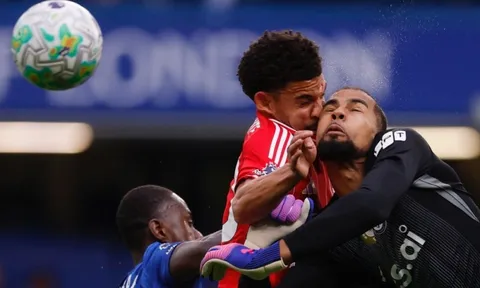 Cận cảnh va chạm kinh hoàng của Sanchez và Gibbs-White