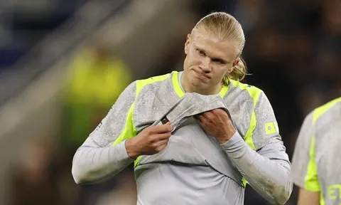 Cầu thủ Man City sụp đổ
