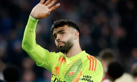 Danh hiệu đầu tiên ở Premier League mùa này
