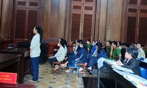 Tuyên án 38 bị cáo rút sạch tiền trong tài khoản thẻ tín dụng của hàng trăm người