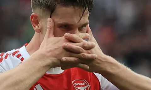 Một cú chạm, định đoạt cả Arsenal