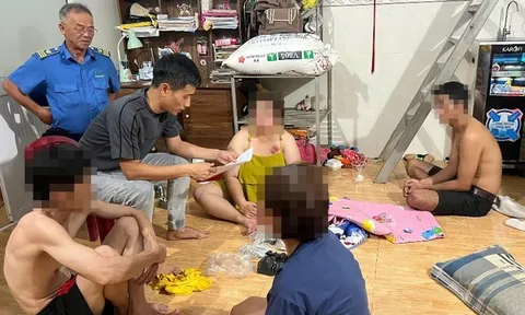 Người phụ nữ U60 cùng 3 người đàn ông bị bắt quả tang làm chuyện mờ ám trong phòng trọ
