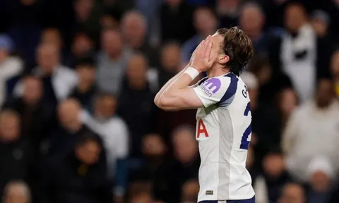 Tottenham tự kéo mình xuống vực