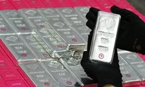 Tối 11-5, giá bạc tăng sốc, bỏ xa vàng