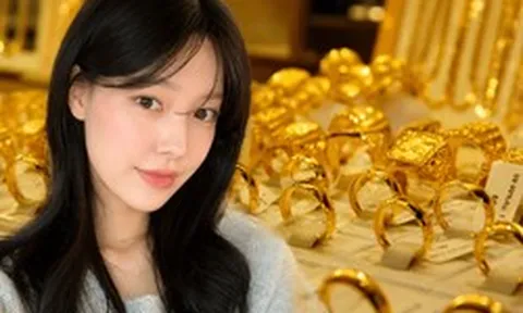 Nhiều người trẻ mua vàng dù "không hiểu lắm nhưng vẫn thấy phải mua"