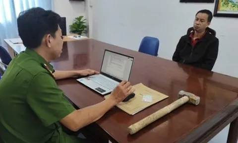 Bắt gã đàn ông đập phá 6 hũ hài cốt của gia đình bạn gái