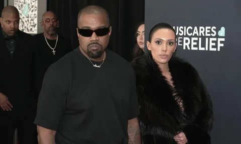 Vợ Kanye West gây tranh cãi với trang phục cắt xẻ táo bạo