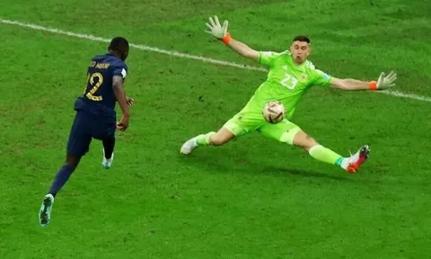 Muani trượt dài sau cú đá hỏng trước Argentina