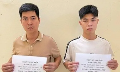 Nghi bố ngoại tình với chủ tiệm cắt tóc, 2 anh em xông vào quán đánh ghen