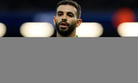 Hậu vệ Man City ngủ gục khi cả đội mừng vô địch
