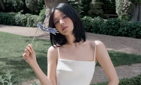 Song Hye Kyo diện váy hở lưng khoe nhan sắc gây sốt
