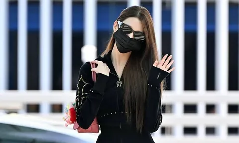 Khung hình sáng ngời ngợi của Jang Won Young (IVE) ở sân bay dù che kín
