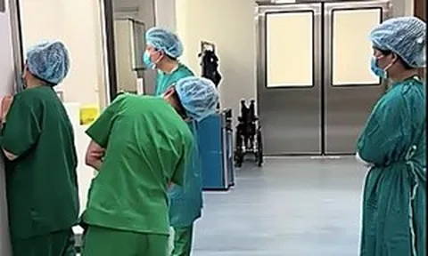 Thấy bác sĩ nép sau cánh cửa phòng mổ, nhiều người tưởng 'trốn việc' và sự thật phía sau