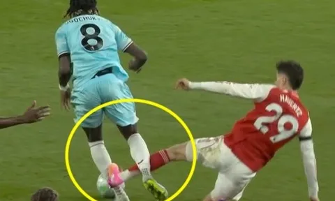 Quyết định gây phẫn nộ trong trận thắng của Arsenal
