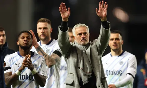 Mourinho không thể cứu Real Madrid một mình