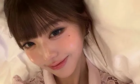 Jang Won Young (IVE) khoe vẻ đẹp gây xao xuyến