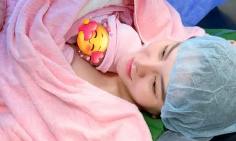 Hồ Việt Trung và Saka Trương Tuyền đón con gái 2,8kg chào đời