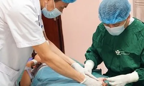 Bé trai 7 tuổi suýt mất bàn tay do tự bật máy bào quế