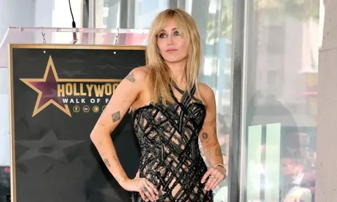 Miley Cyrus diện váy xuyên thấu tại lễ nhận sao trên Đại lộ Danh vọng Hollywood