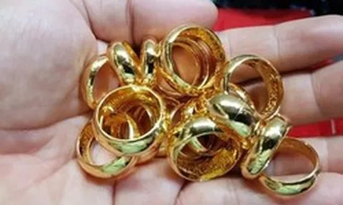 Giá vàng rớt thảm, nhiều người "quay xe" gửi tiết kiệm ngân hàng