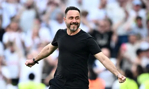 Tottenham vỡ òa sau khi trụ hạng